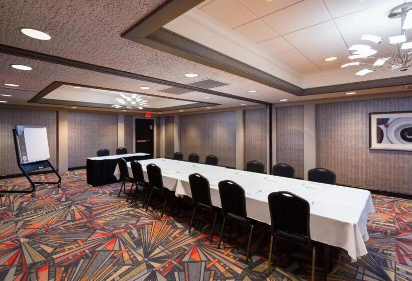 هتل Holiday Inn Milwaukee Riverfront, An Ihg