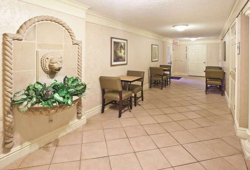 هتل Howard Johnson By Wyndham Columbus Fort Moore