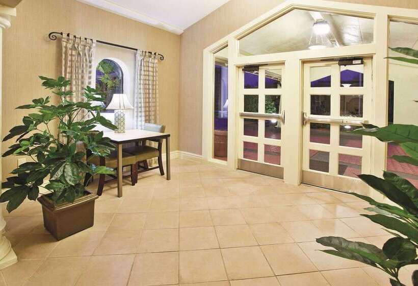 هتل Howard Johnson By Wyndham Columbus Fort Moore