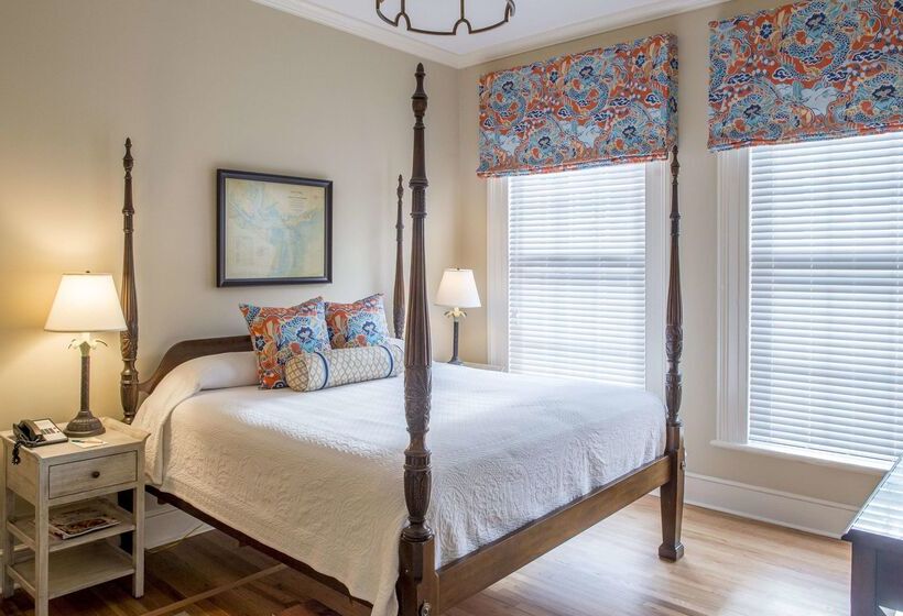 هتل Kings Courtyard Inn