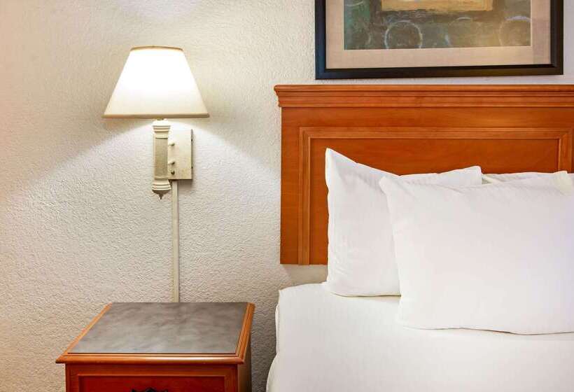 هتل La Quinta Inn By Wyndham Albuquerque Airport