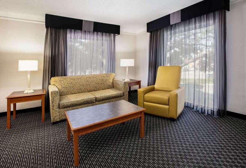 هتل La Quinta Inn By Wyndham Dallas Uptown
