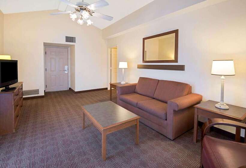 هتل La Quinta Inn By Wyndham San Antonio Market Square