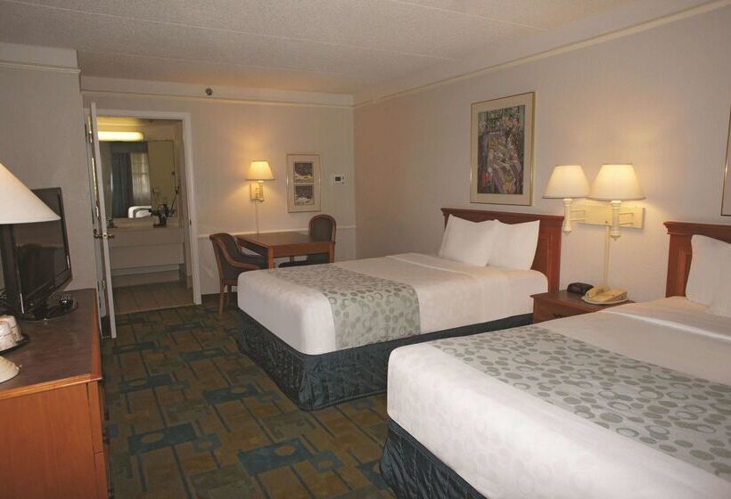 هتل Days Inn By Wyndham San Diego Vista