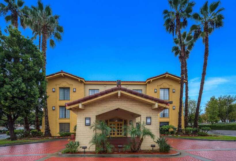 هتل Days Inn By Wyndham San Diego Vista