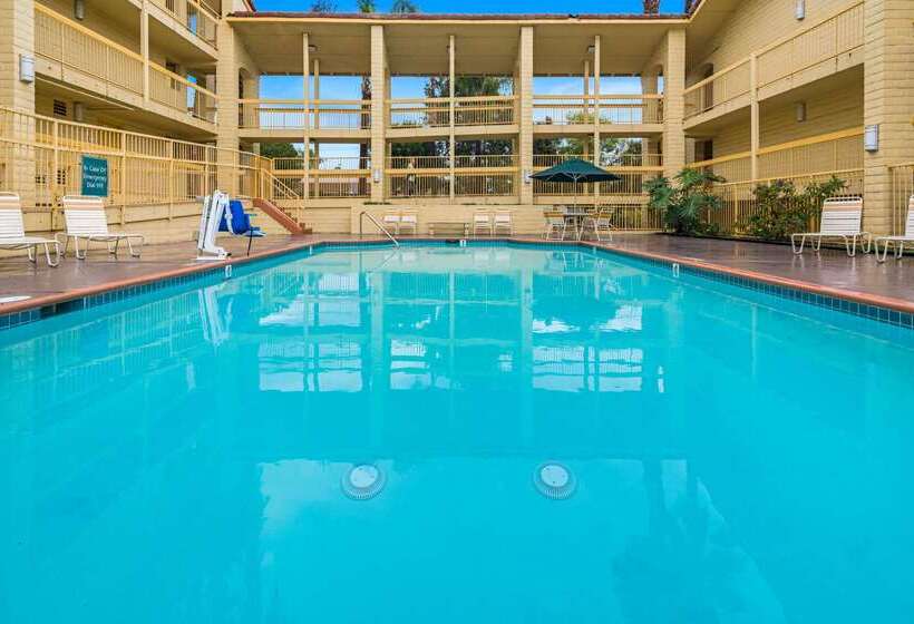 هتل Days Inn By Wyndham San Diego Vista