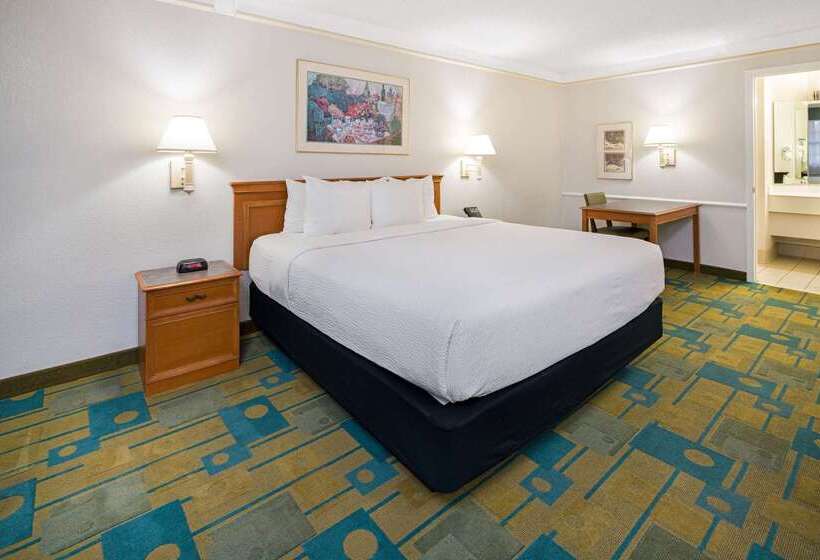 هتل Days Inn By Wyndham San Diego Vista