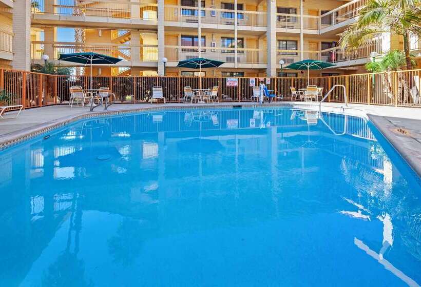 هتل La Quinta Inn By Wyndham Ventura