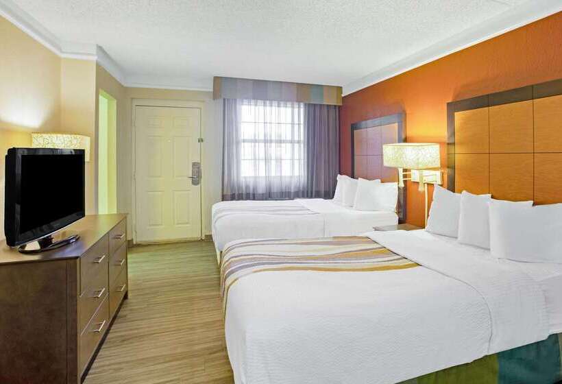 هتل La Quinta Inn By Wyndham Victoria