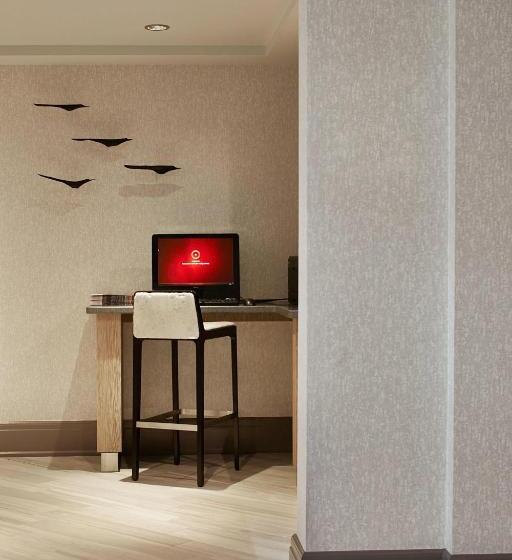 هتل Rochester Airport Marriott