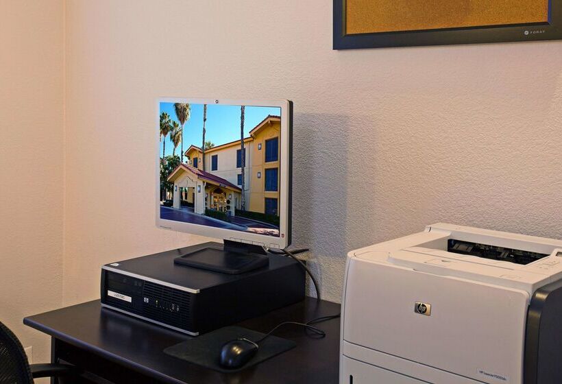 فندق Super 8 By Wyndham San Bernardino