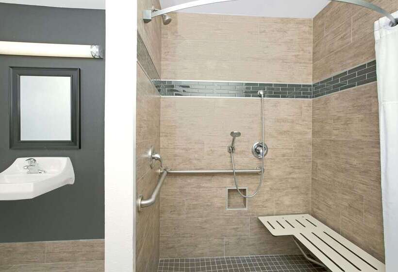 فندق Travelodge By Wyndham Lax