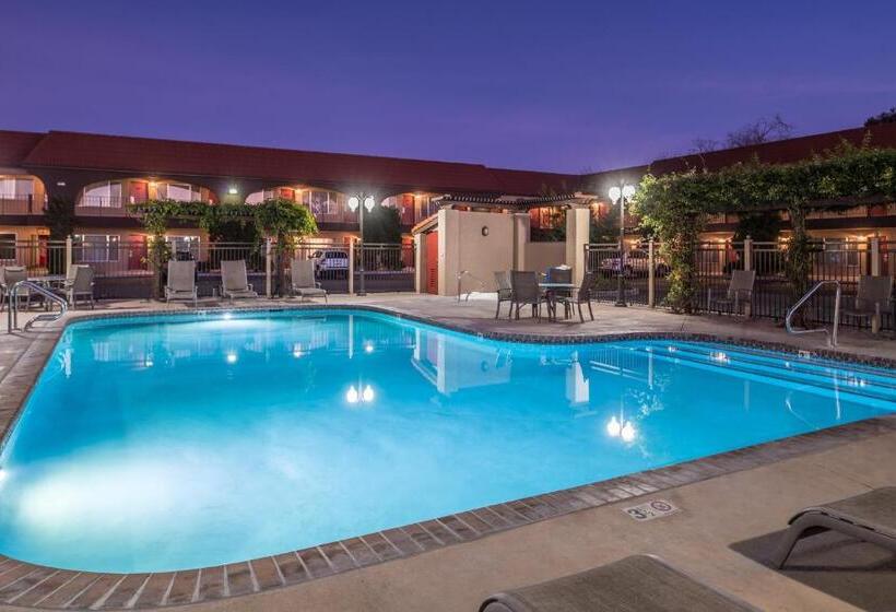 מוטל Laurel Inn & Conference Center