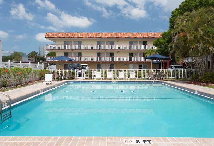 בית מלון כפרי Baymont By Wyndham Sarasota