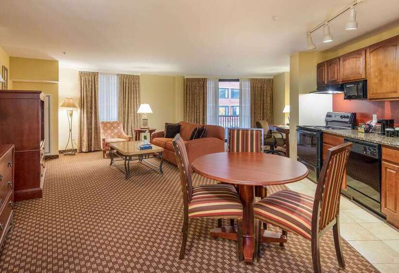Clarion Collection Hotel Arlington Court Suites