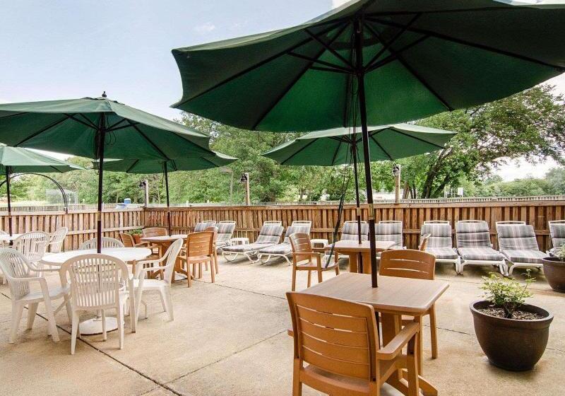 בית מלון כפרי Comfort Inn University Center