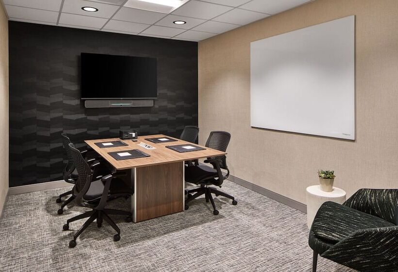 هتل Courtyard By Marriott Detroit Downtown