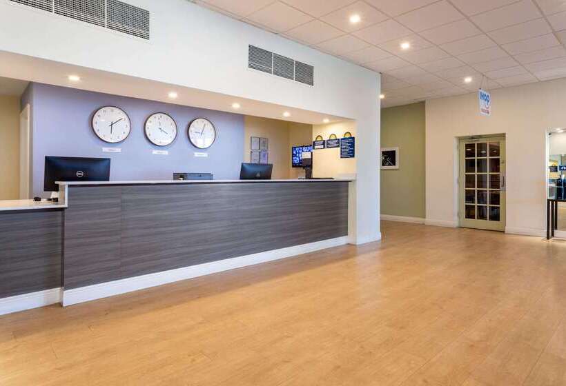 Отель Days Inn By Wyndham Titusville Kennedy Space Center