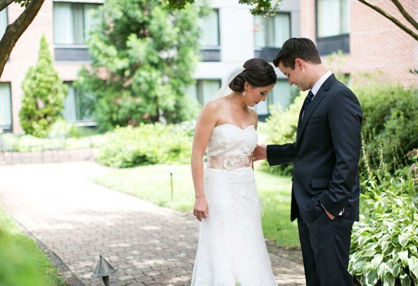 هتل Doubletree By Hilton Asheville Biltmore