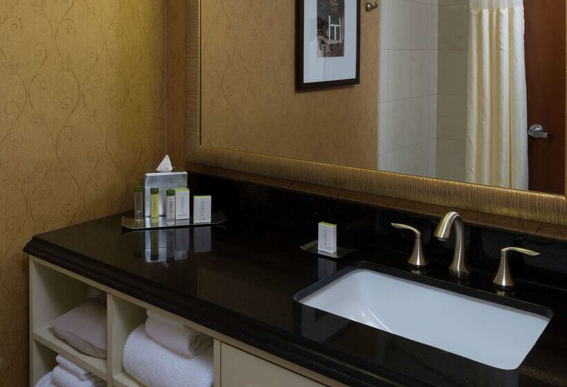 هتل Doubletree By Hilton Asheville Biltmore