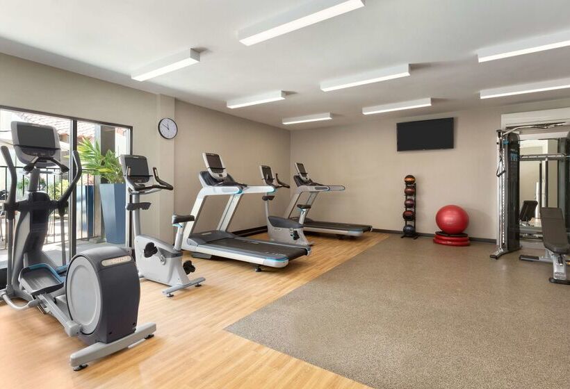 هتل Doubletree By Hilton Campbell  Pruneyard Plaza