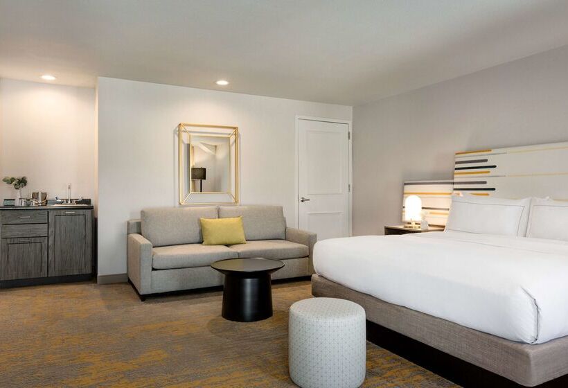 هتل Doubletree By Hilton Campbell  Pruneyard Plaza