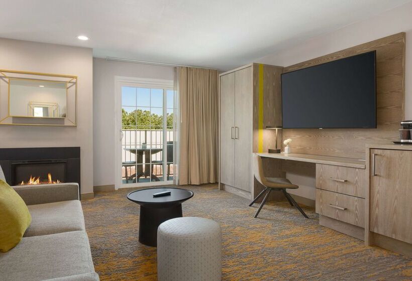 هتل Doubletree By Hilton Campbell  Pruneyard Plaza
