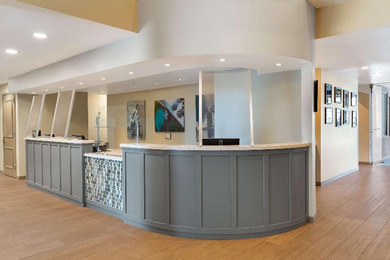 هتل Doubletree By Hilton Campbell  Pruneyard Plaza