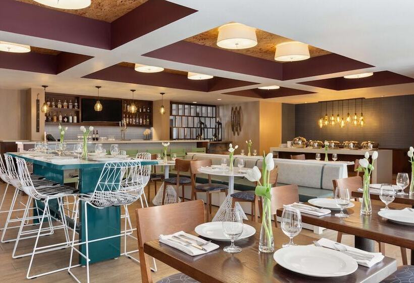 هتل Doubletree By Hilton Campbell  Pruneyard Plaza