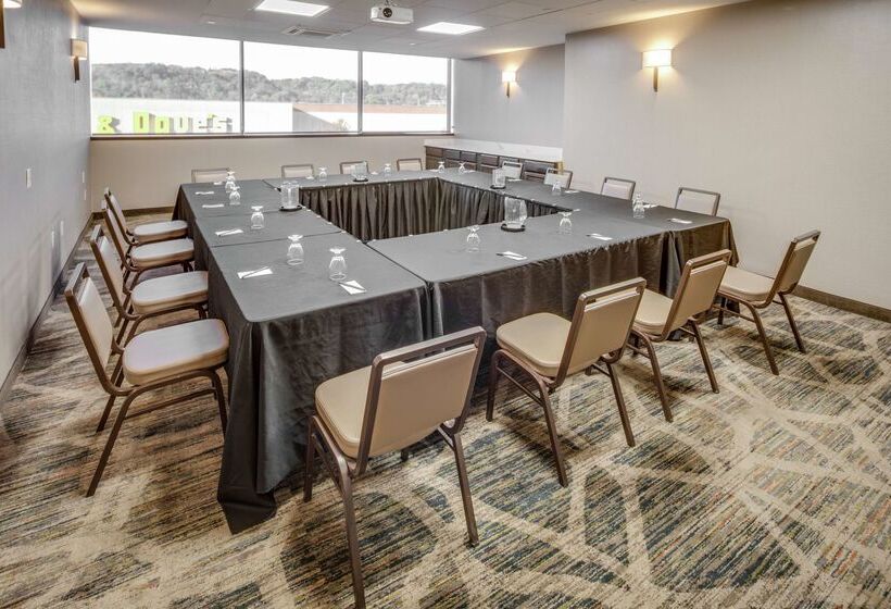 هتل Doubletree By Hilton Huntington