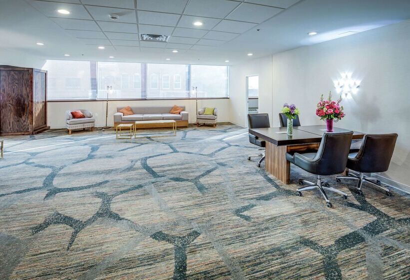هتل Doubletree By Hilton Huntington