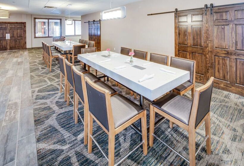 هتل Doubletree By Hilton Huntington