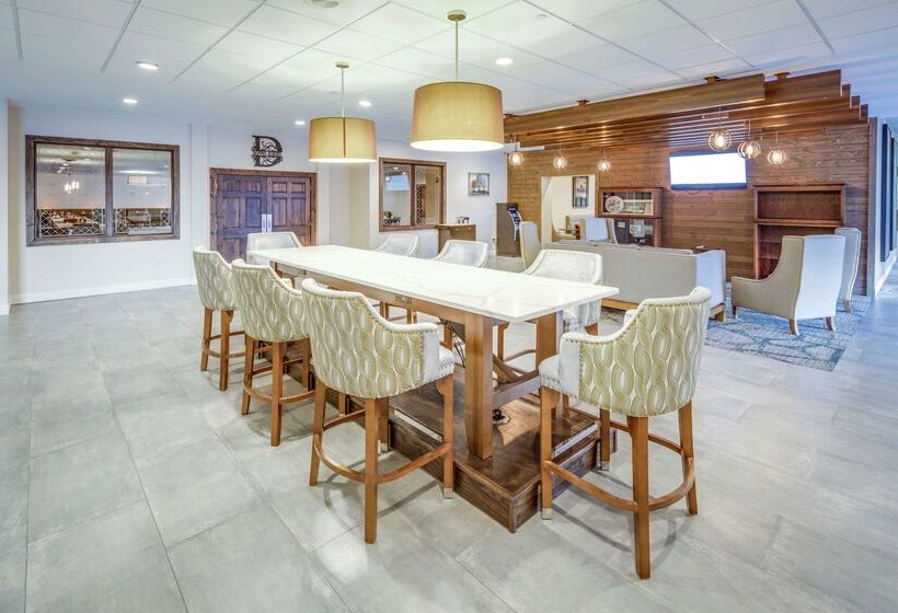 هتل Doubletree By Hilton Huntington