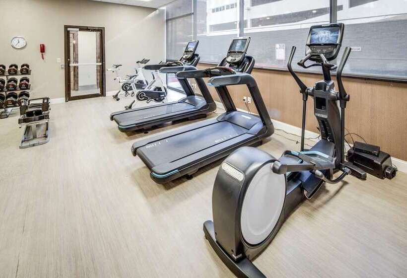 هتل Doubletree By Hilton Huntington