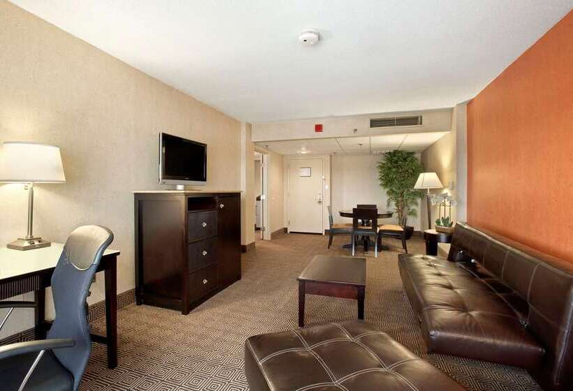هتل Doubletree By Hilton Springfield
