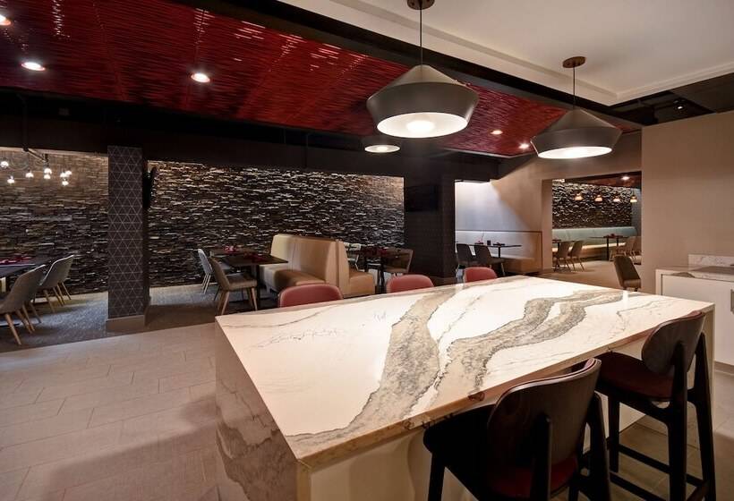 هتل Doubletree By Hilton St. Louis Airport