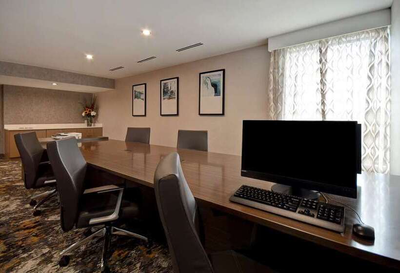 هتل Doubletree By Hilton St. Louis Airport