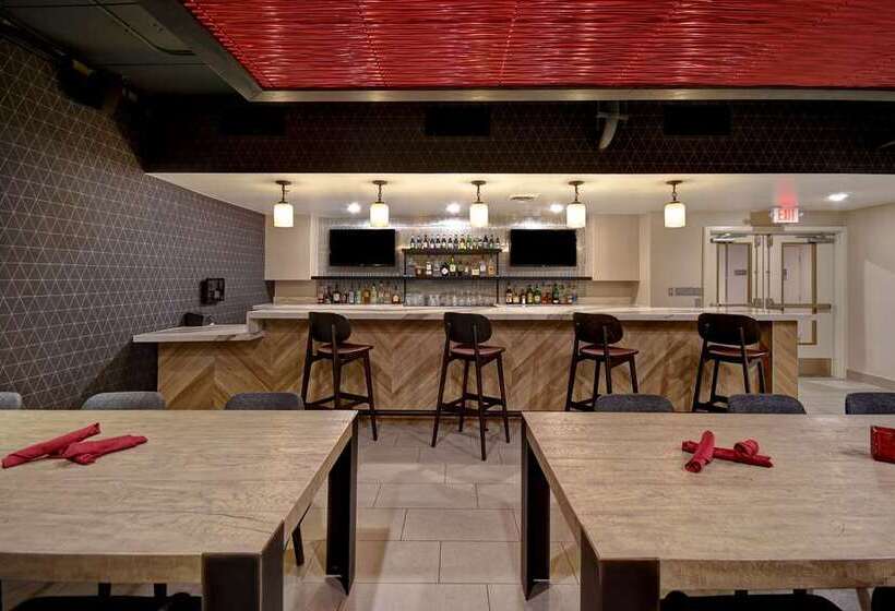 هتل Doubletree By Hilton St. Louis Airport