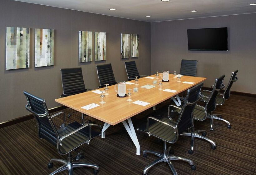 בית מלון כפרי Doubletree By Hilton Dallas   Market Center