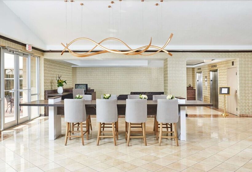 בית מלון כפרי Doubletree By Hilton Dallas   Market Center