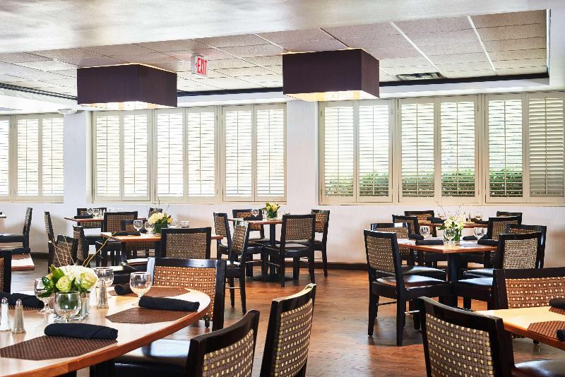 בית מלון כפרי Doubletree By Hilton Dallas   Market Center