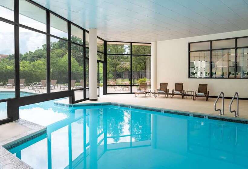 هتل Hilton Alexandria Mark Center