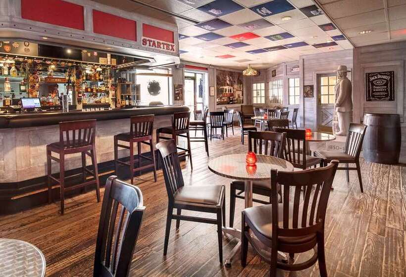 هتل Hilton Appleton Paper Valley