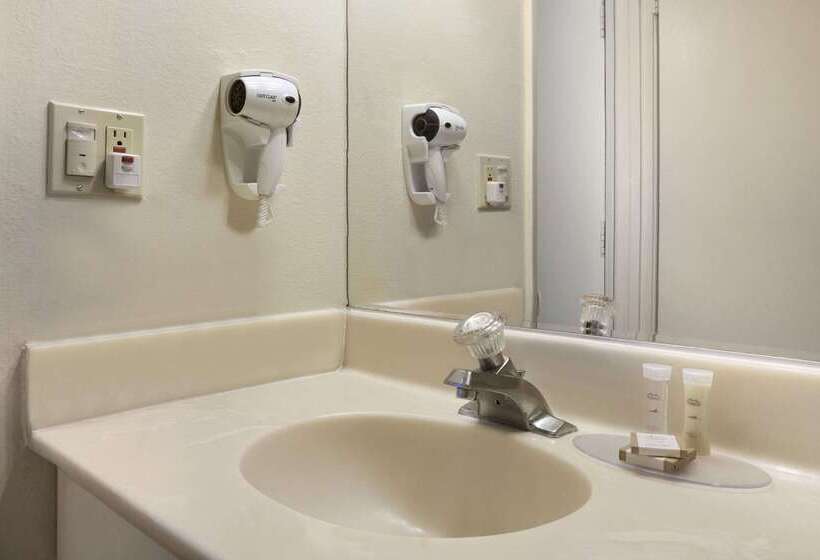 ホテル Howard Johnson By Wyndham Buena Park