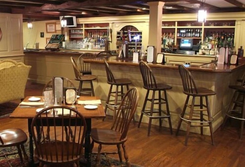 호텔 Publick House Historic Inn And Country Motor Lodge