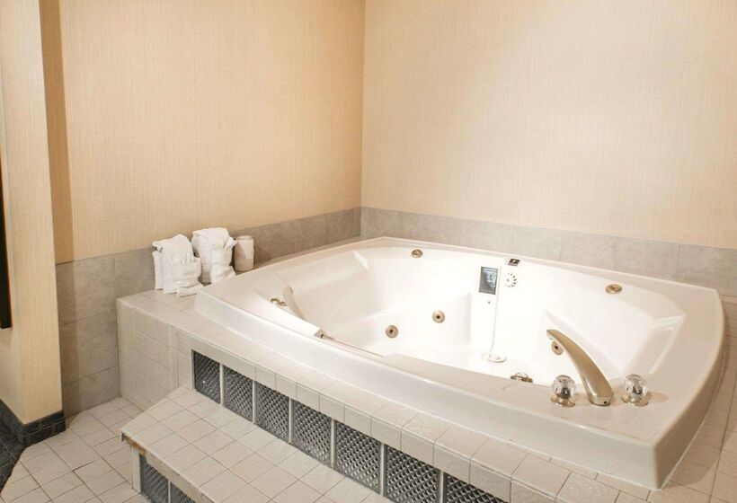 בית מלון כפרי Quality Inn And Conference Center Greeley Downtown