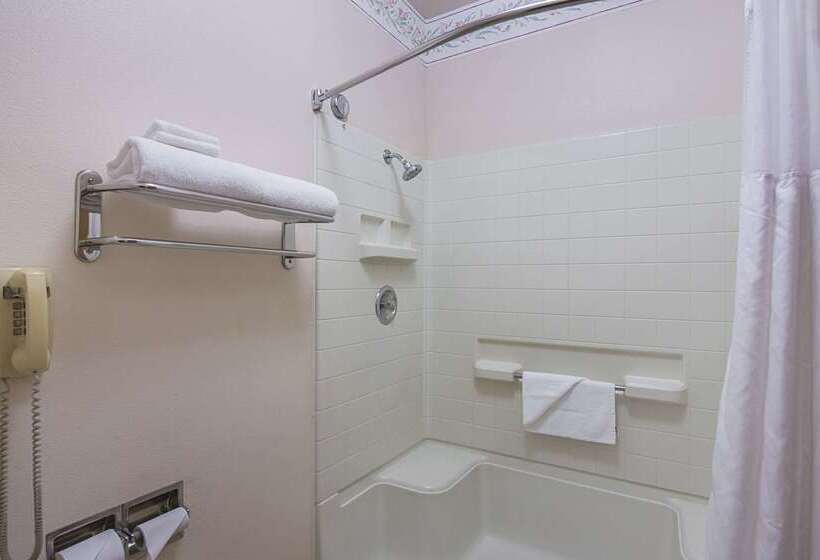 هتل Quality Inn Fresno Yosemite Airport