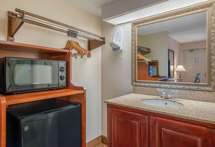 هتل Quality Inn Savannah Historic District