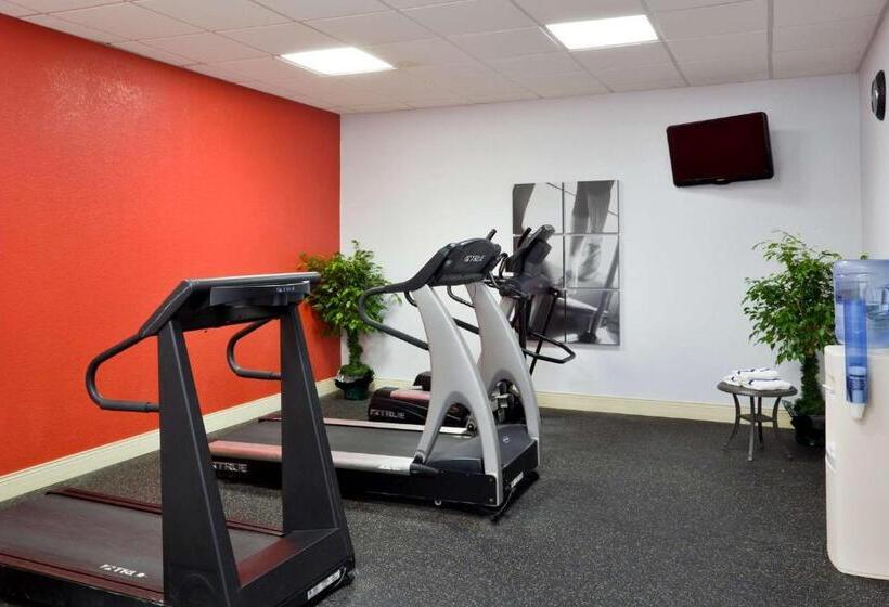 هتل Rl Cleveland Airport West