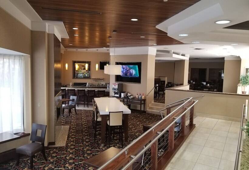 هتل Rl Cleveland Airport West